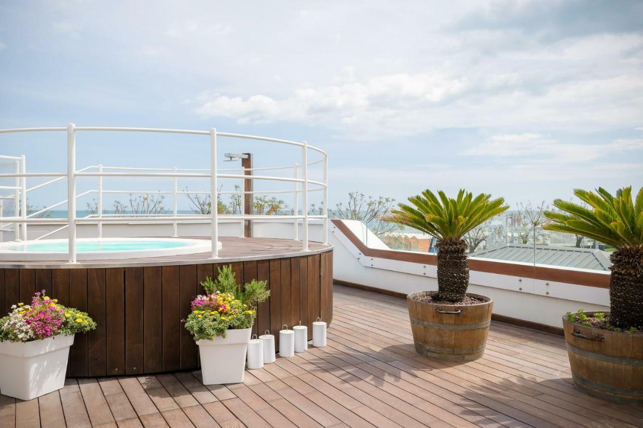 Trampolines Suite Hotel Riccione Exterior photo